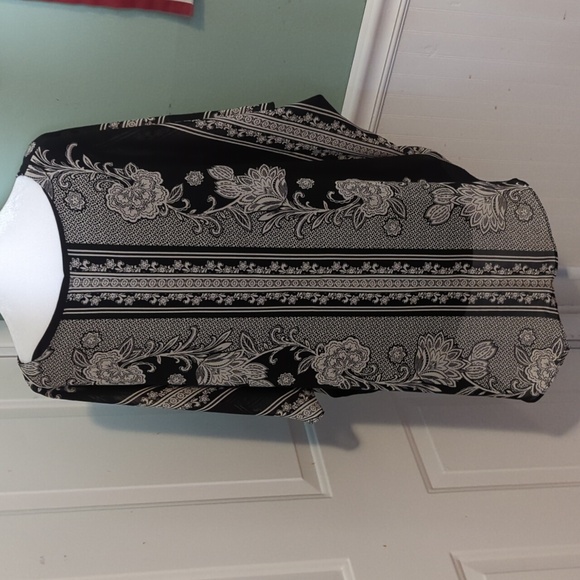 Roz & Ali 2X Black White Top Blouse Lined Abstract floral Design - Picture 6 of 10
